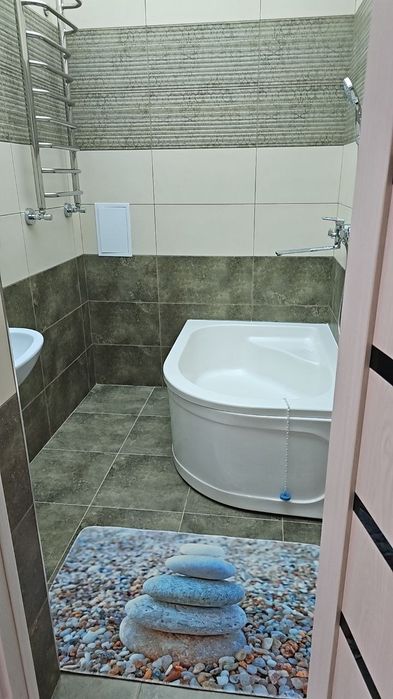 Сдаётся абсолютна новая квартира на Махтумкули 3-комнатная