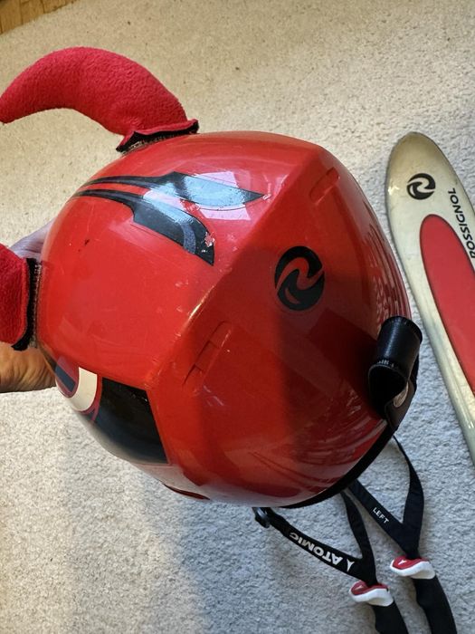 Ски щеки Atomic, каска Rosignoll