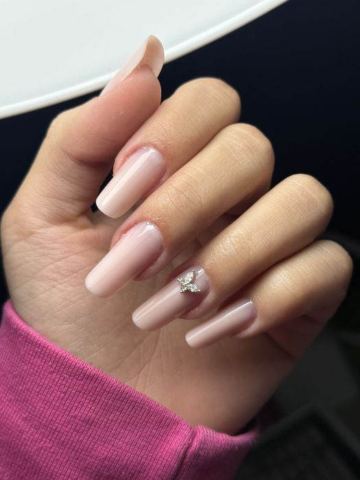 Realizez unghii cu gel