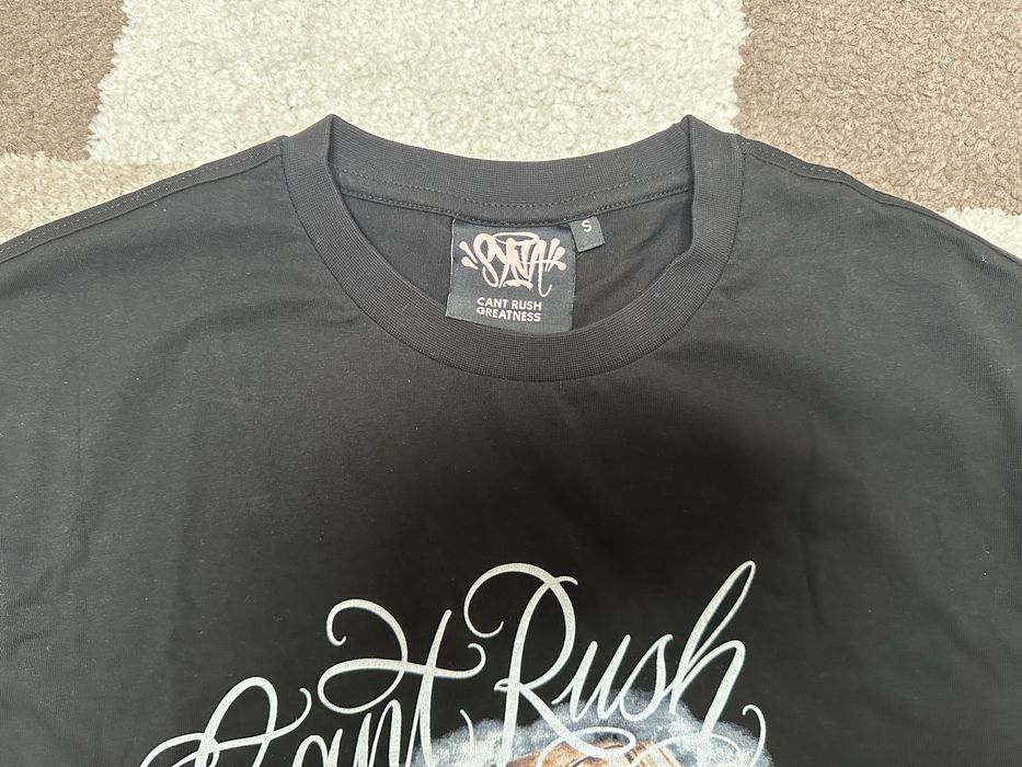 Syna Can't Rush Greatness Watch Tee / size S