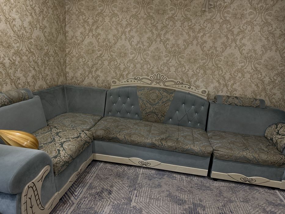 Угловой диван. Состояние среднее.