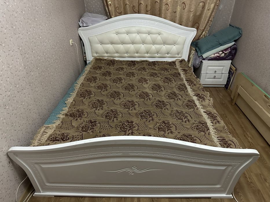 Двуспальная кровать