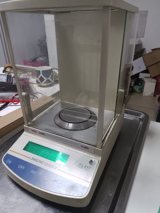 Весы лабораторные 0.001 мг.