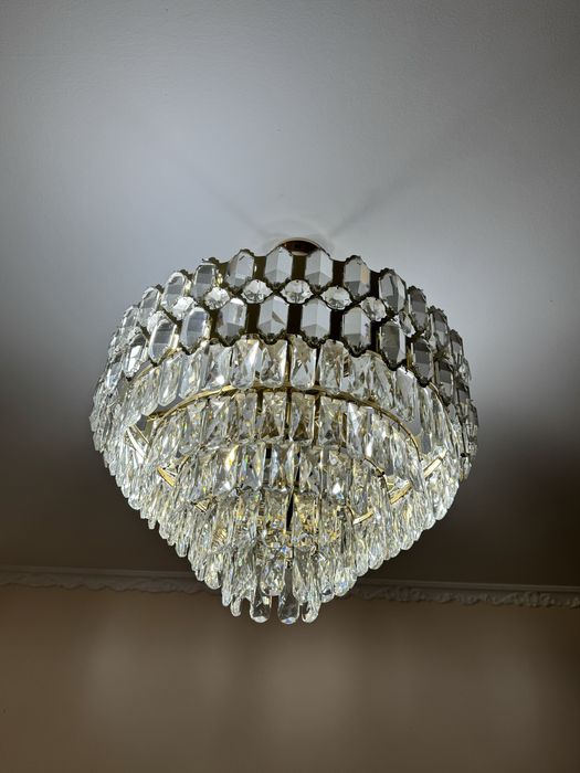 Люстралар сатылады.