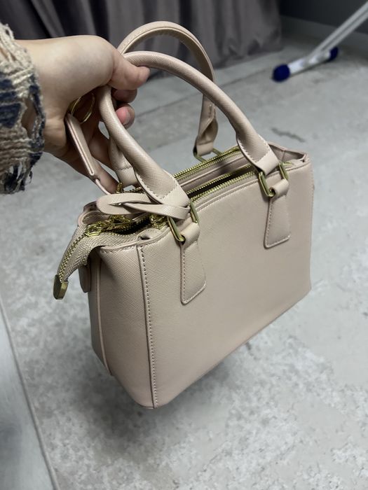 Розовая сумка Прада