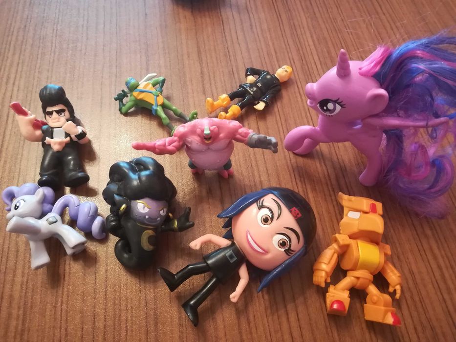 Играчки , фигурки от шоколадови яйца Киндер , Макдоналдс и др.