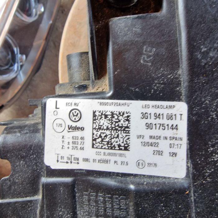 VW passat B8 F.L. Matrix IQ-light 2022 ляв фар