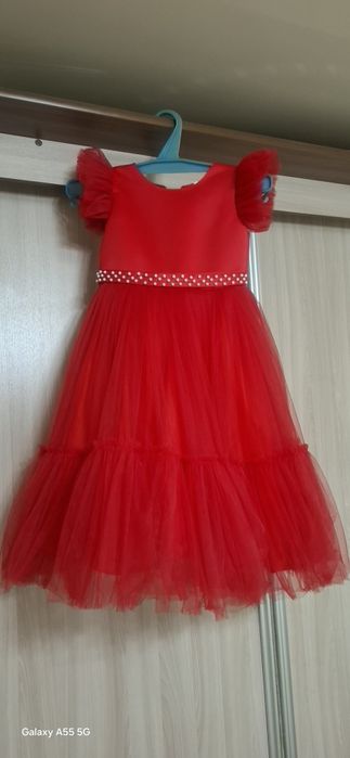 Продам нарядные платья для девочки.