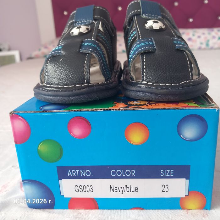 Продавам чисто нови детски сандали.