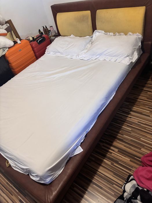 Pat 160/200 cu saltea si 2 noptiere