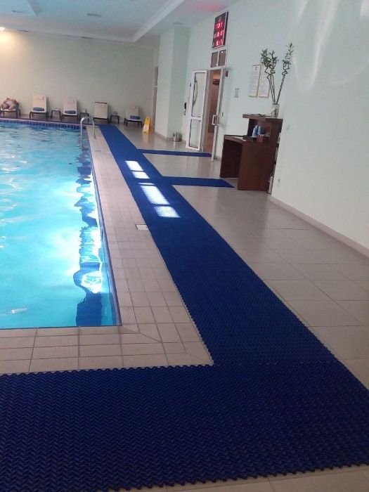 Напольное антискользящее покрытие для бассейнов, душевых, влажных зон