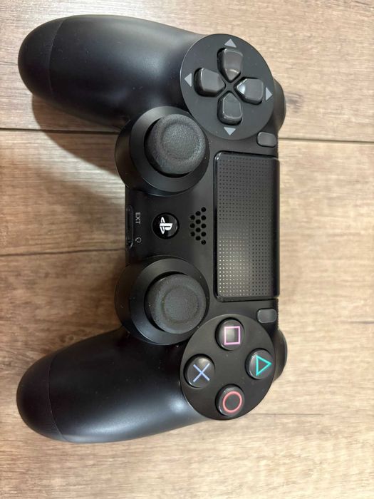 PS4 Pro 1TB CUH-7216B + 2 контролера + 2 игри