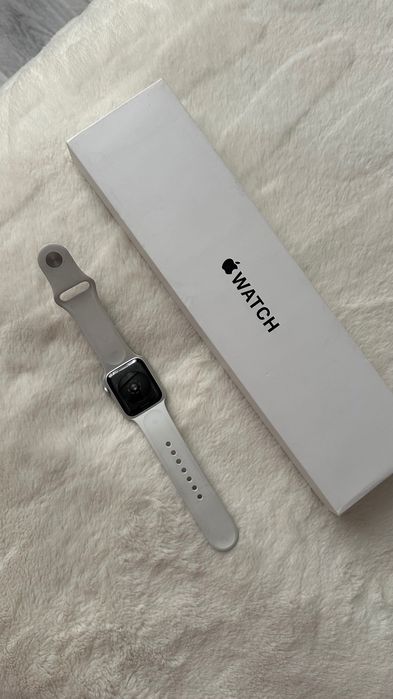 Apple Watch SE 40mm полный комплект, отличное состояние
