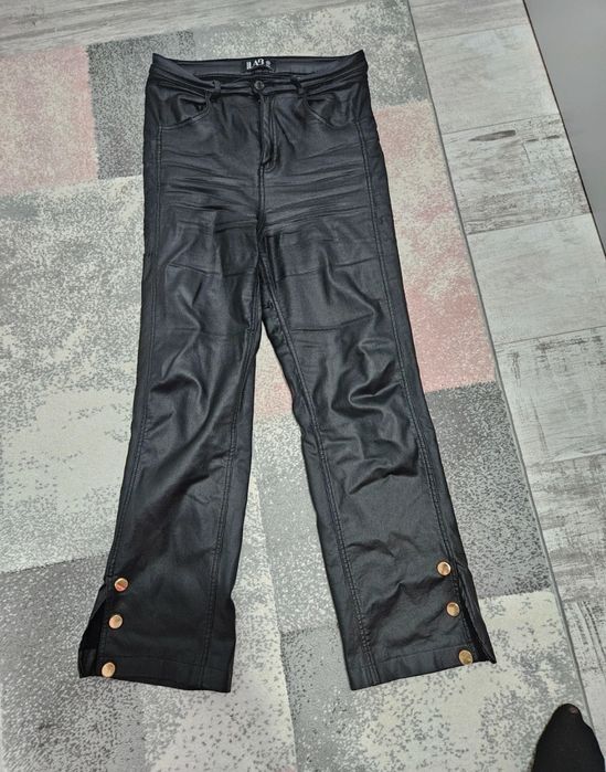Pantaloni evazati cu model metalic auriu pe lateral