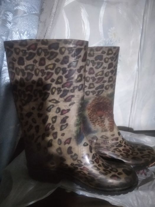 Продам подростковые  резиновые сапоги