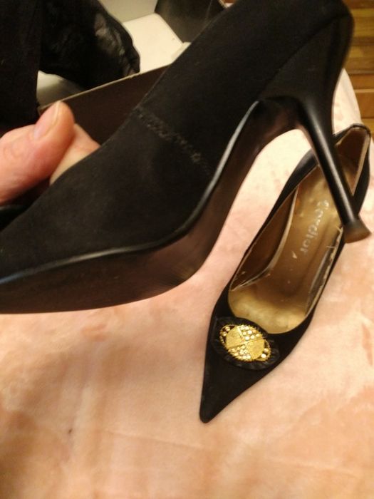 Продаются, женские туфли выходные, атласные на шпильке!