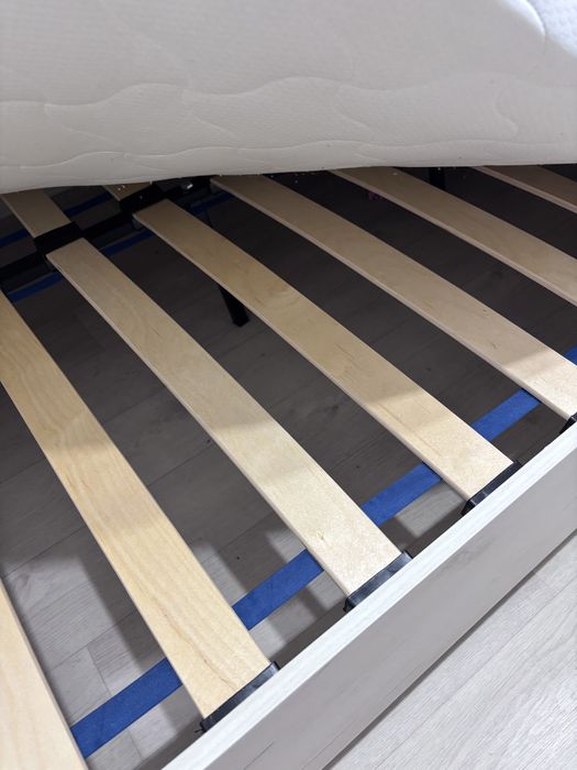 Кровать с матрасом