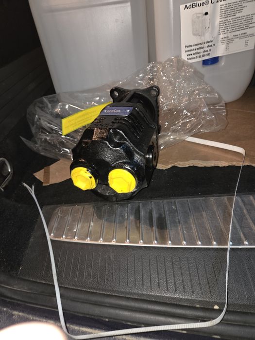 Vând pompa basculare nouă  HYVA