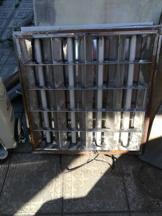 Люминесцентный потолочный светильник