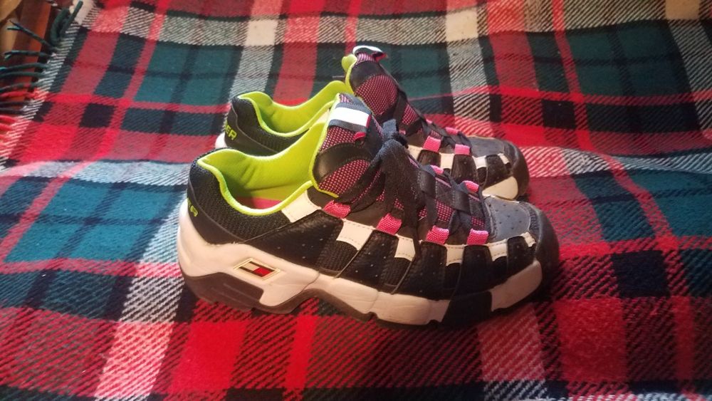 vind adidasi pantofi