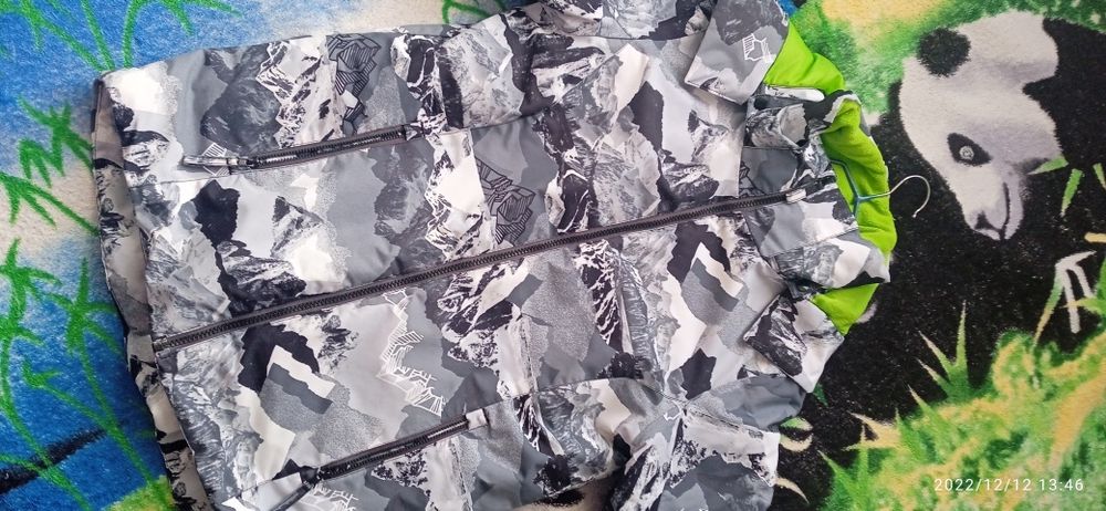 Продам куртку детскую