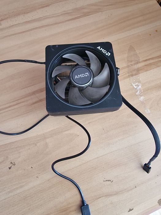Vand ryzen 7 2700x cu cooler stock