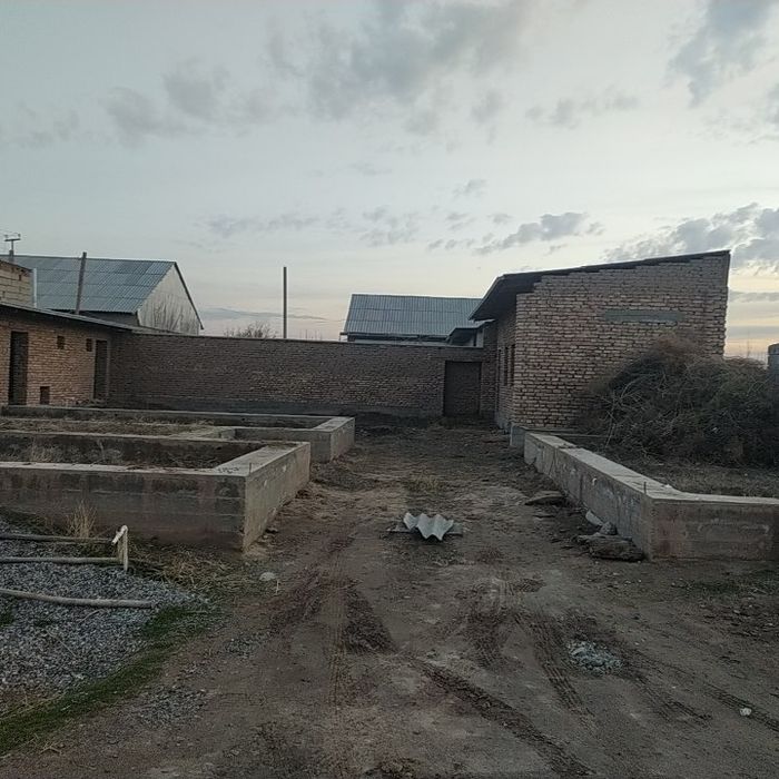 Курилиши тугалланмаган ховли