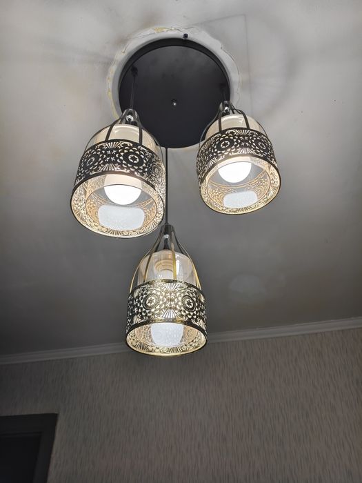 Продам люстру и светильник.