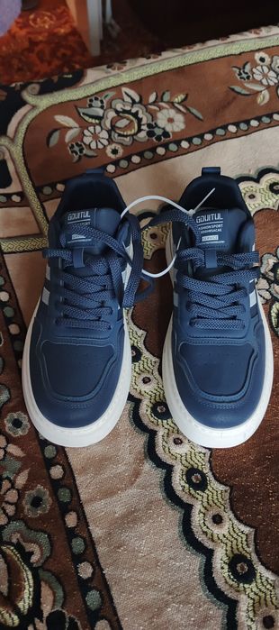 Кроссовки новые 42 размер