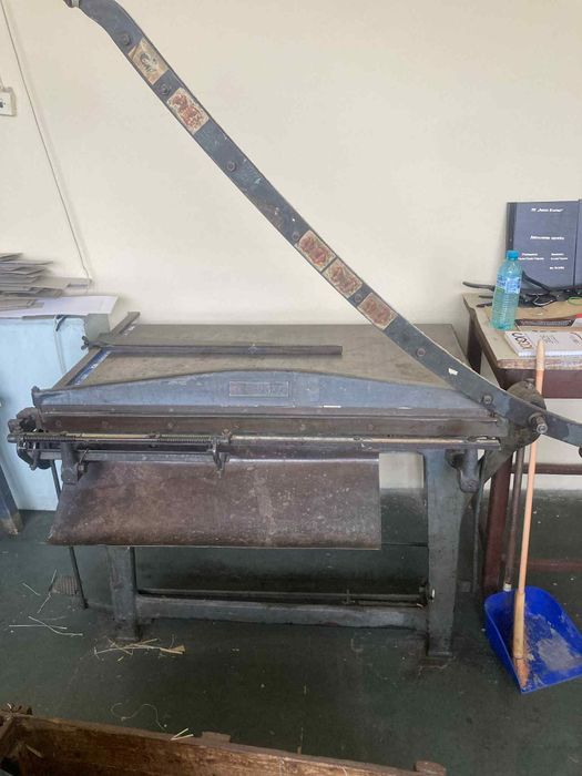 Гилотината за хартия