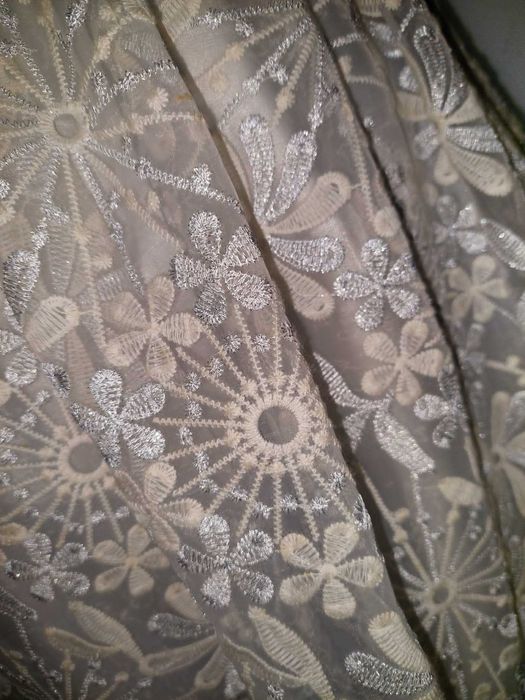 Rochie superba in clos cu broderie argintie si ivory aplicatii florale