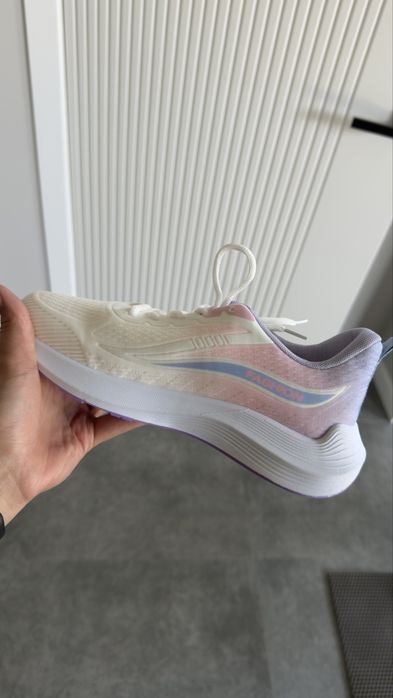 Продам женские  Кроссовки