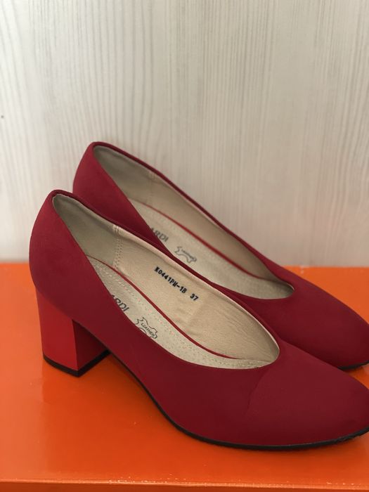 Красивые замшевые туфли