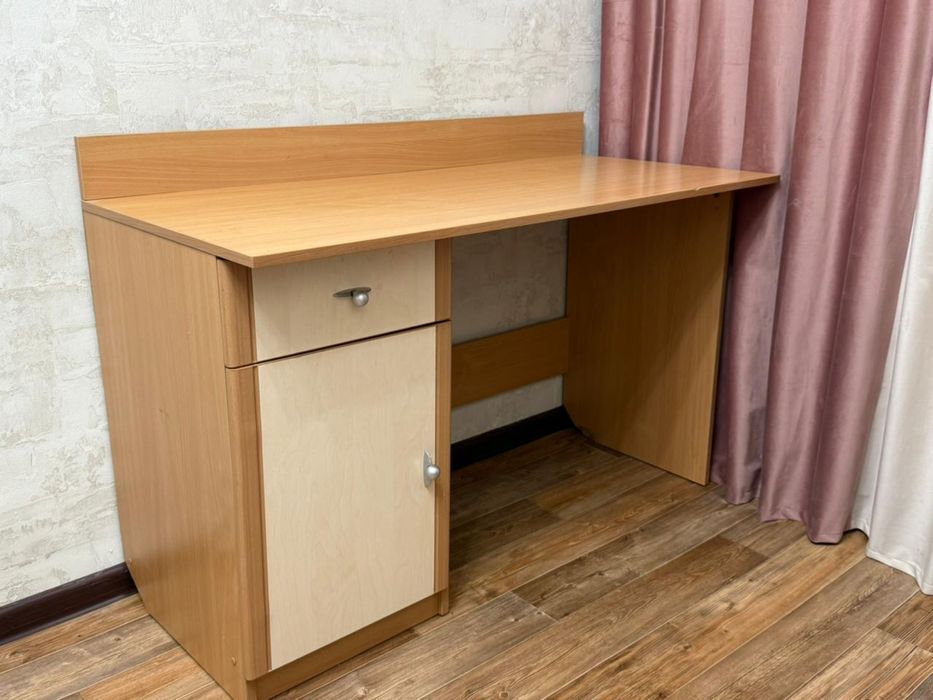 Продам писменный стол с тумбой