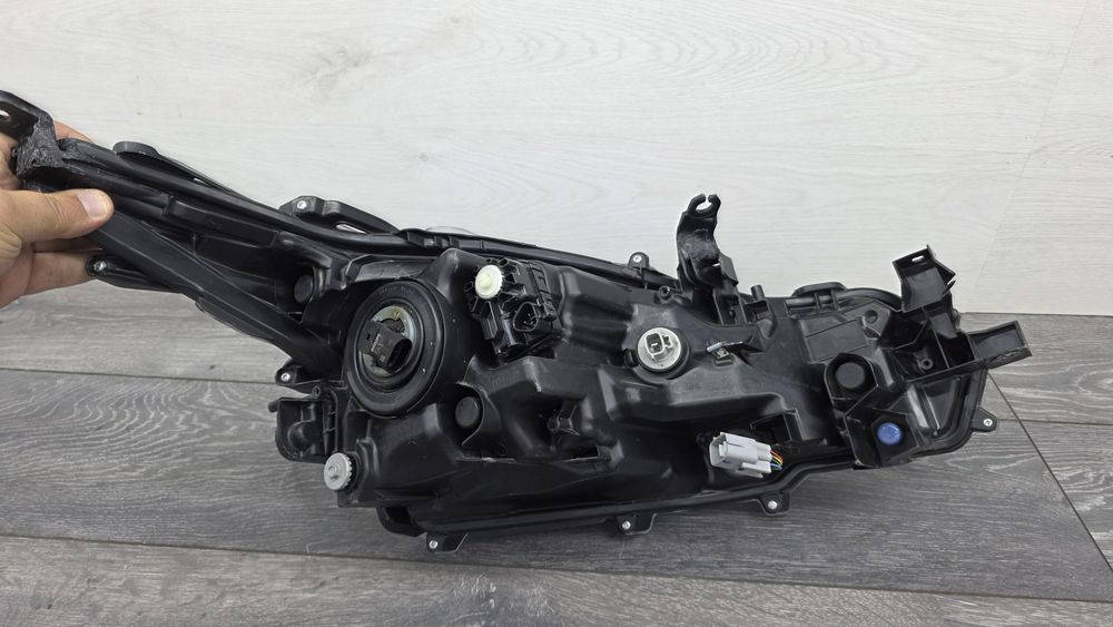 Фара Toyota Corolla e210