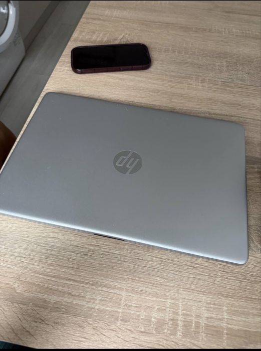 Laptop Hp, 475 GB liberi  windows 11 baterie buna, are mici zgarieturi, in rest laptopul merge foarte bine.