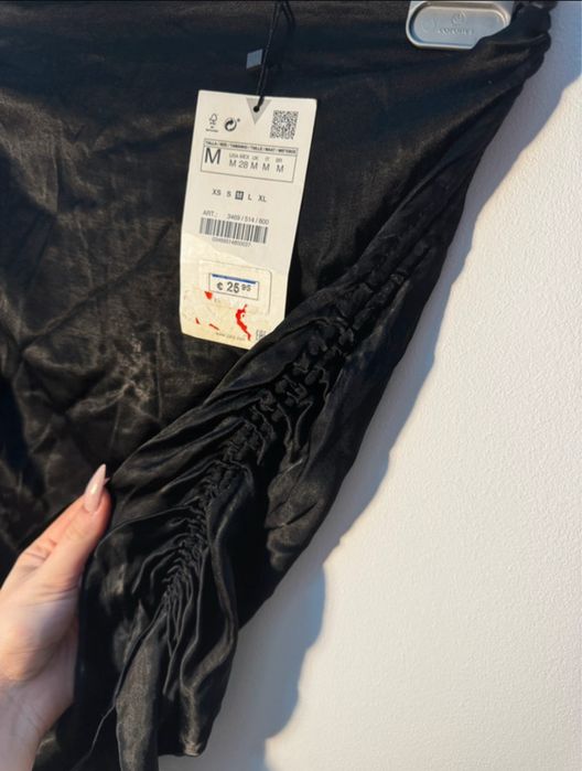 Fusta scurta satinata cu detalii incretite