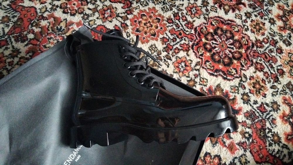 Кардиган, ботинки резиновые