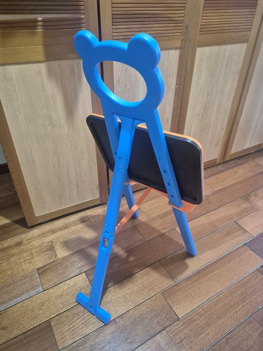 Мольберт, доска для рисования.