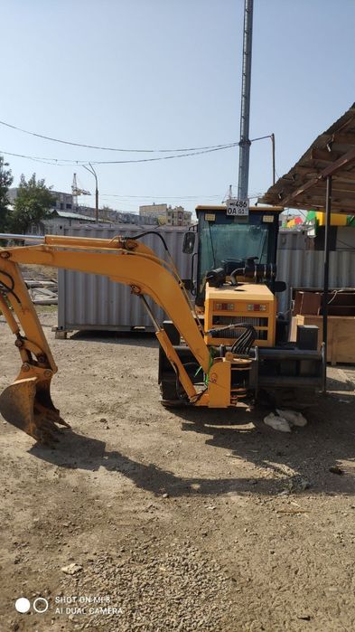 Погрузчик и экскаватор