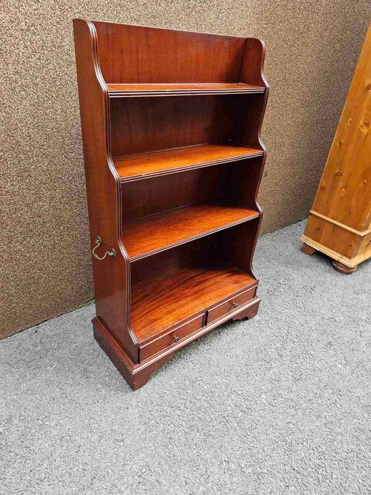 Библиотека с чекмедже и обков от месинг