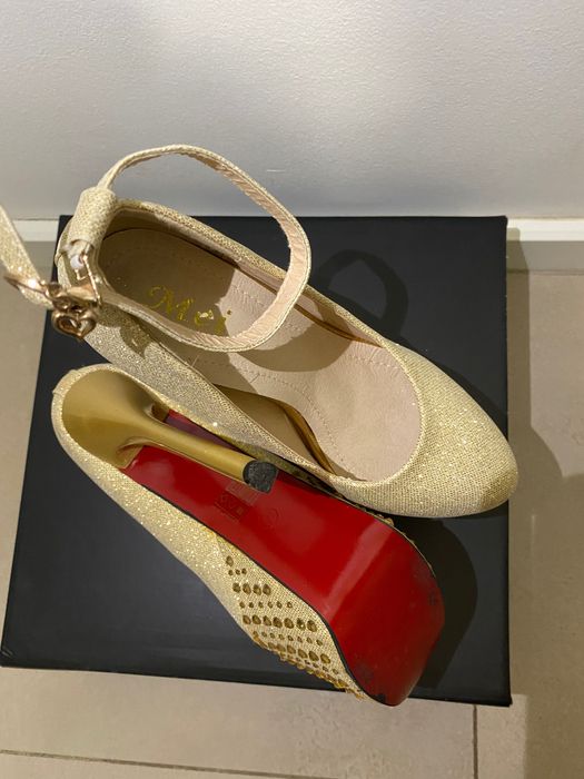 Sandale aurii cu sclipici si pietricele