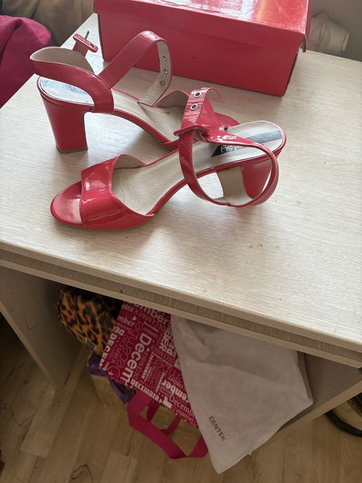 Продам босоножки,размер 39