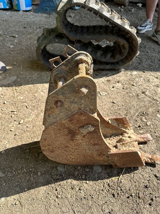 Șenilă S230x48x66 nouă și cupă de 20 cm