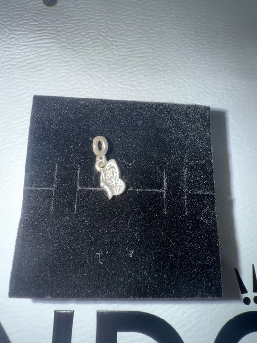 Vând pandantive Pandora originale