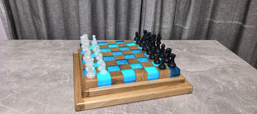 ШАХ - дърво (масив) и епоксидна смола, с LED осветление