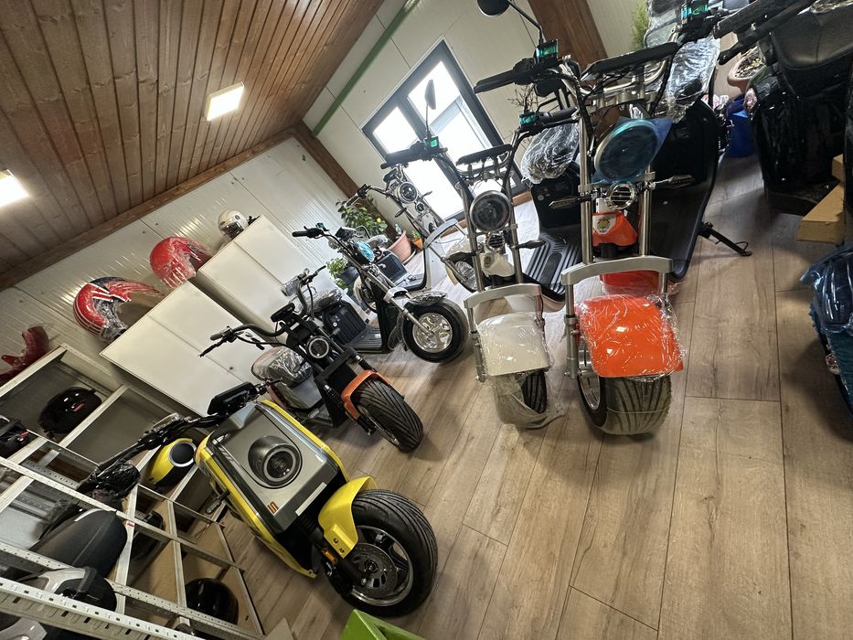 scuter electric model cu cartelă