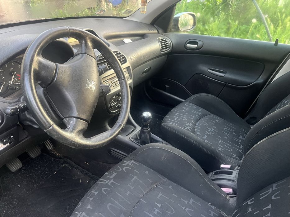 Пежо. 206 SW не пали