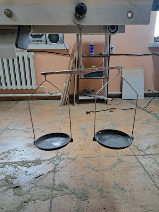 Продам маленькие весы вместе с гирьками