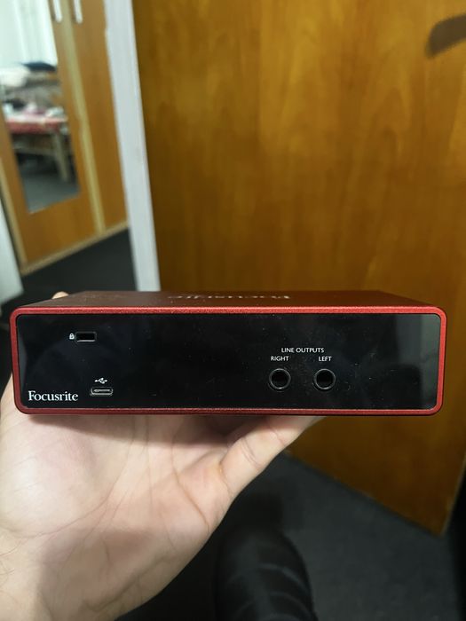 Placa audio Focusrite Scarlett 2i2 Studio (3rd Gen)
